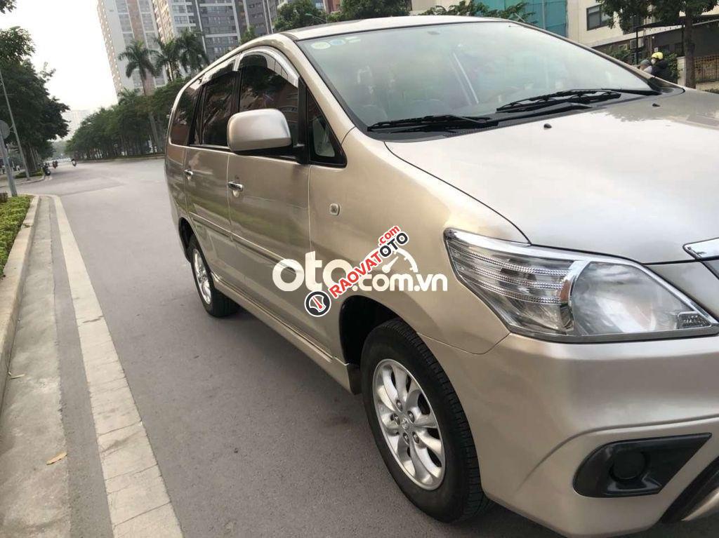 Cần bán gấp Toyota Innova MT sản xuất năm 2014, màu bạc  -0