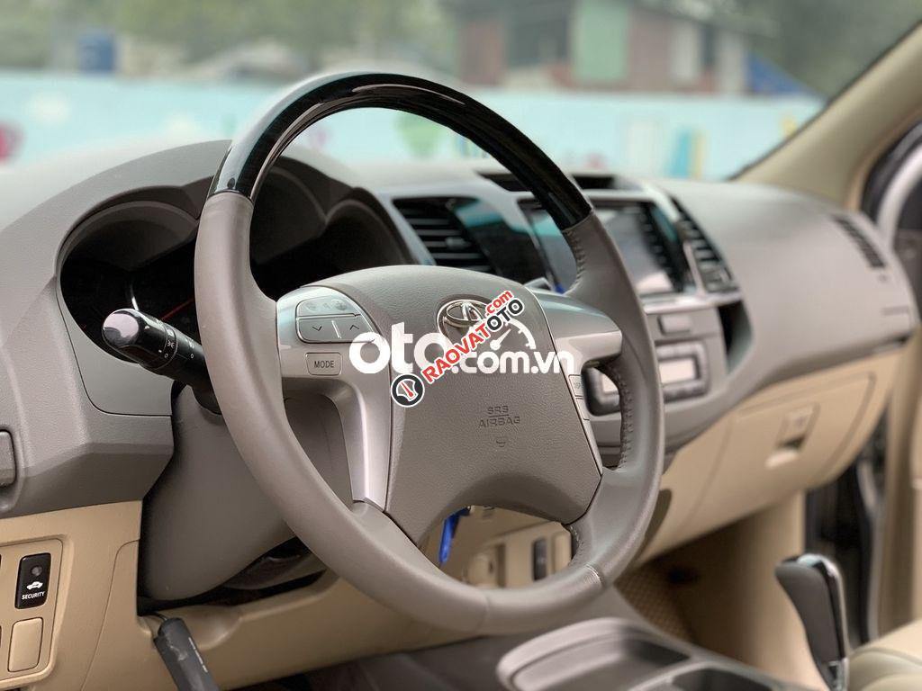 Cần bán lại xe Toyota Fortuner V 4X2 AT 2013, màu bạc-9