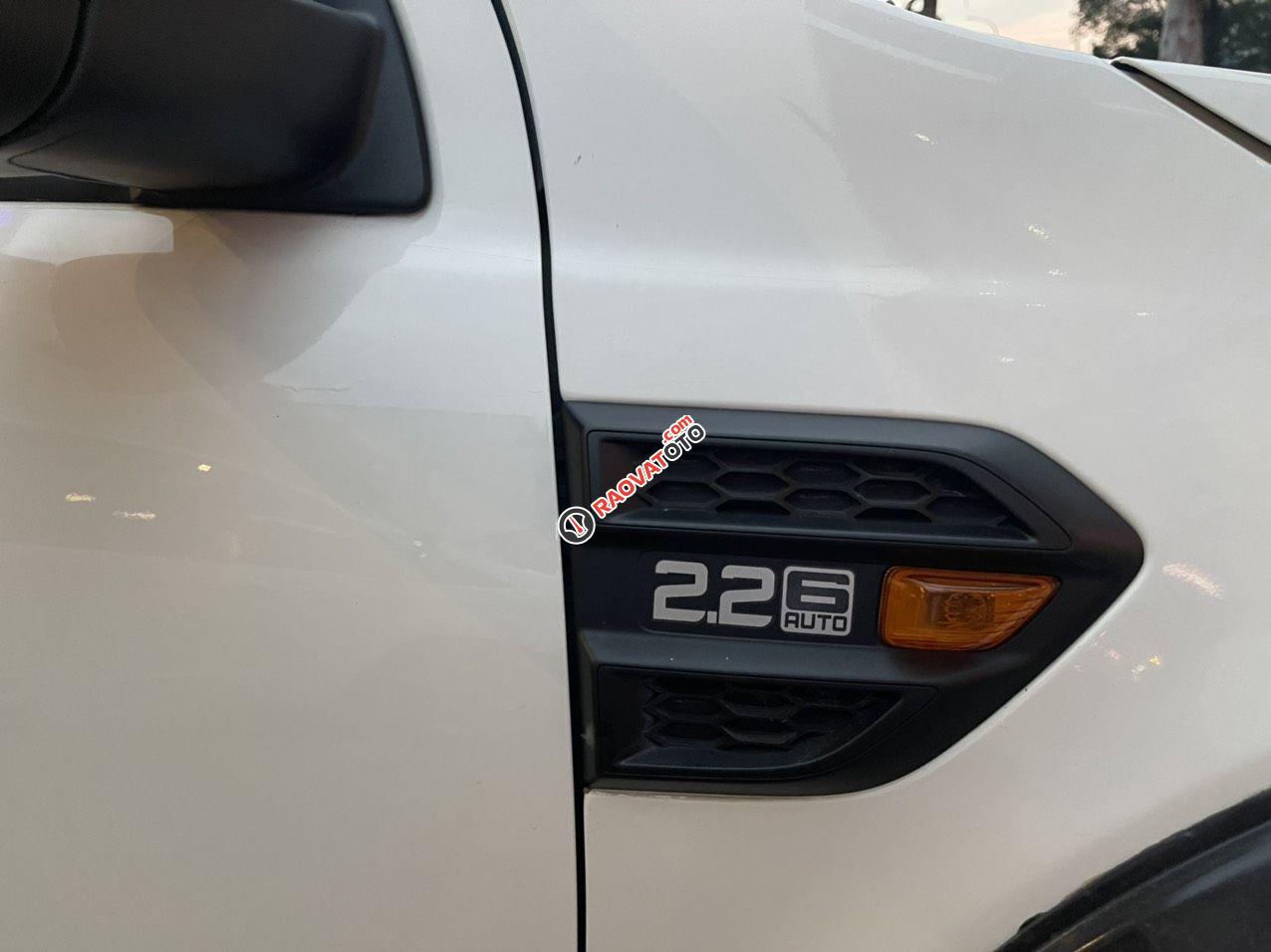 Ford Ranger XLS AT 2017 màu trắng, giá 569tr-7