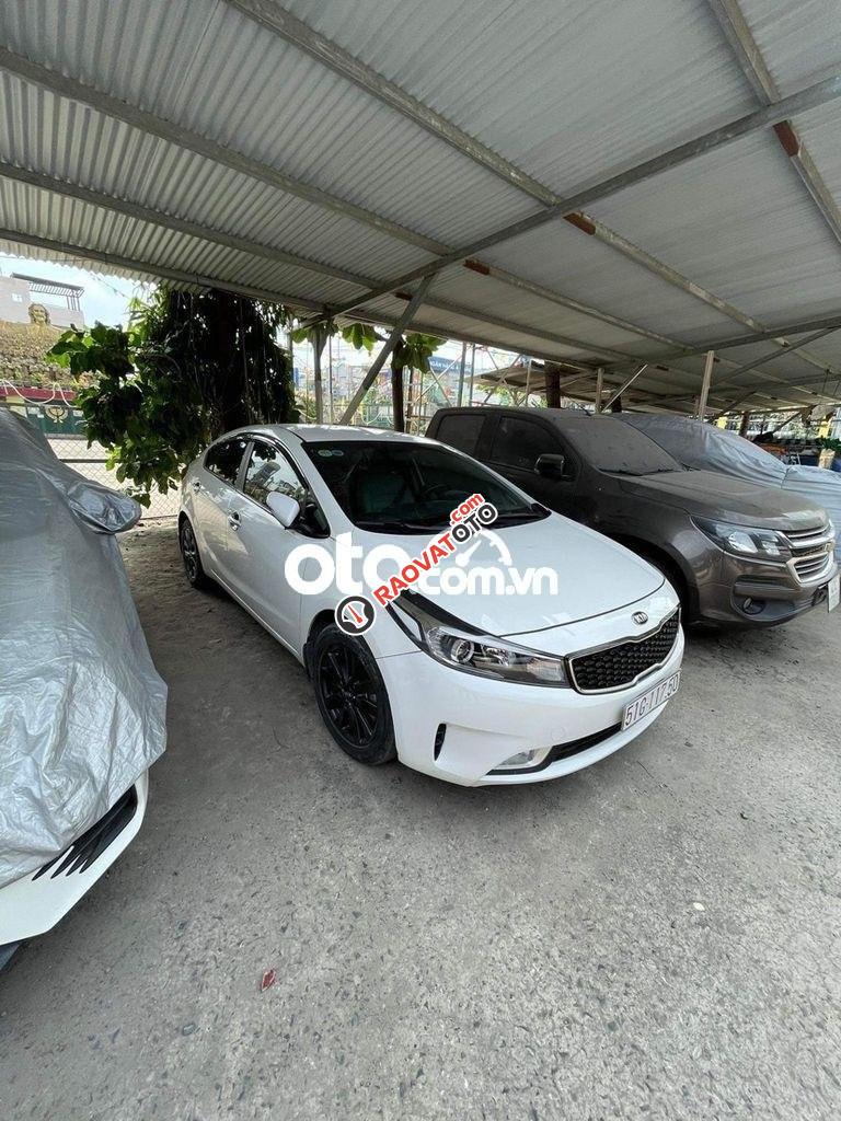 Cần bán Kia Cerato MT năm 2017, màu trắng-0