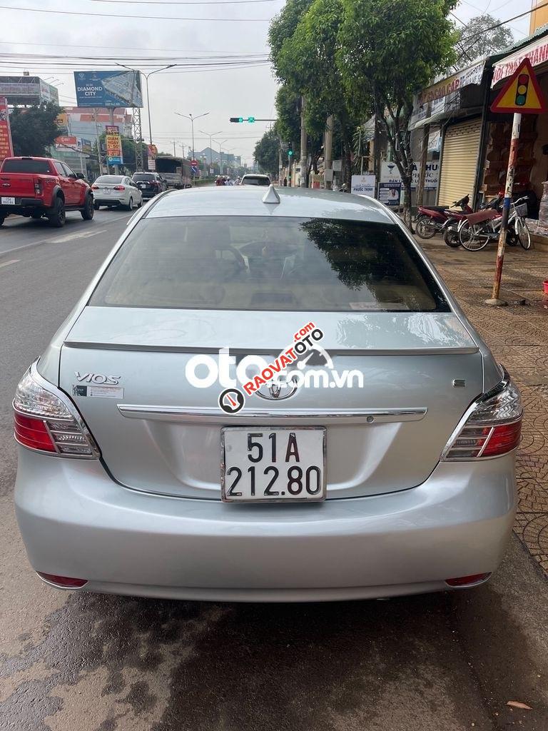 Bán xe Toyota Vios E đời 2011, màu bạc-4