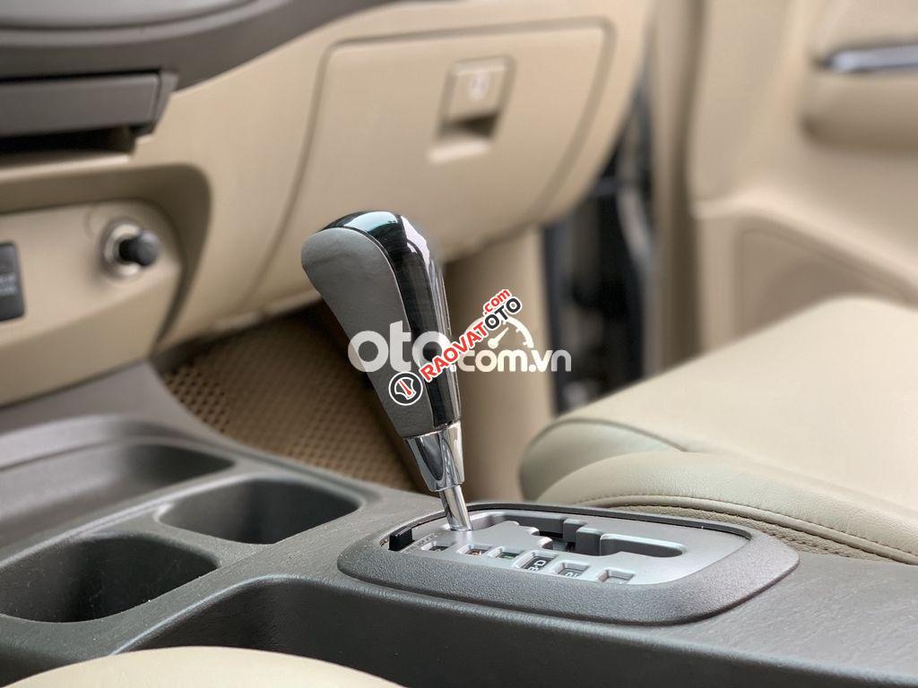 Cần bán lại xe Toyota Fortuner V 4X2 AT 2013, màu bạc-3
