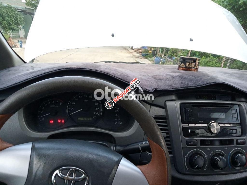 Bán Toyota Innova J đời 2013, màu bạc-4