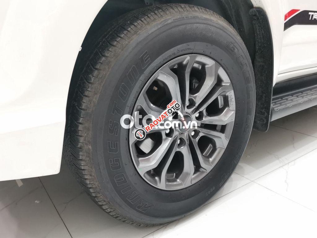 Cần bán gấp Toyota Fortuner TRD Sportivo 4x2 AT năm 2016, màu trắng-1