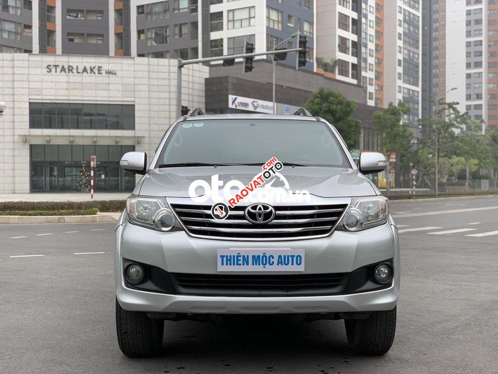 Cần bán lại xe Toyota Fortuner V 4X2 AT 2013, màu bạc-0