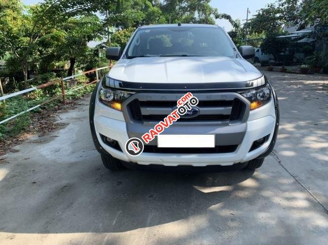 Cần bán lại xe Ford Ranger XLS 2.2L 4x2 AT 2017, màu trắng, xe nhập xe gia đình-2