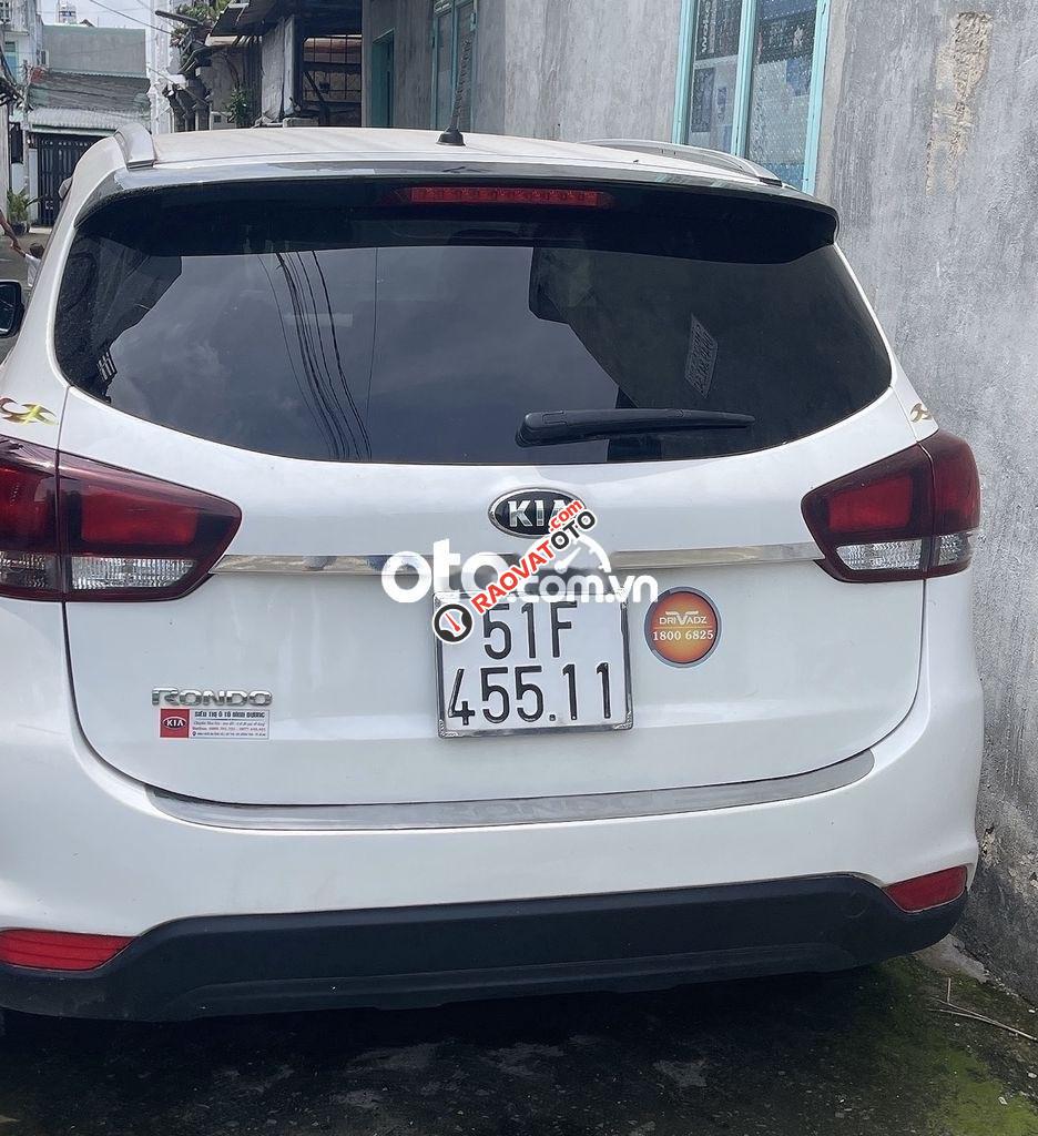 Cần bán lại xe Kia Rondo MT đời 2017, màu trắng chính chủ-3