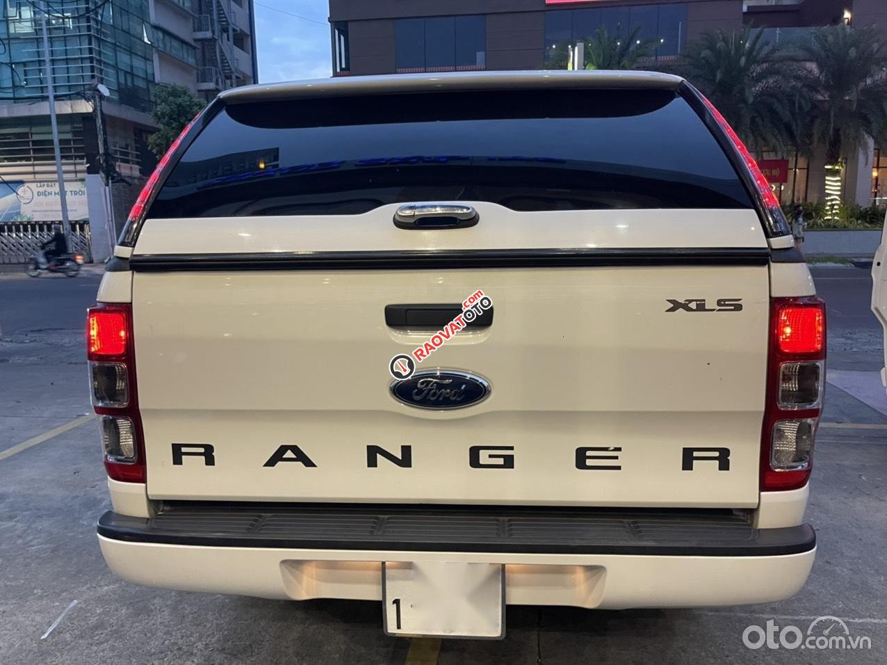 Ford Ranger XLS AT 2017 màu trắng, giá 569tr-1