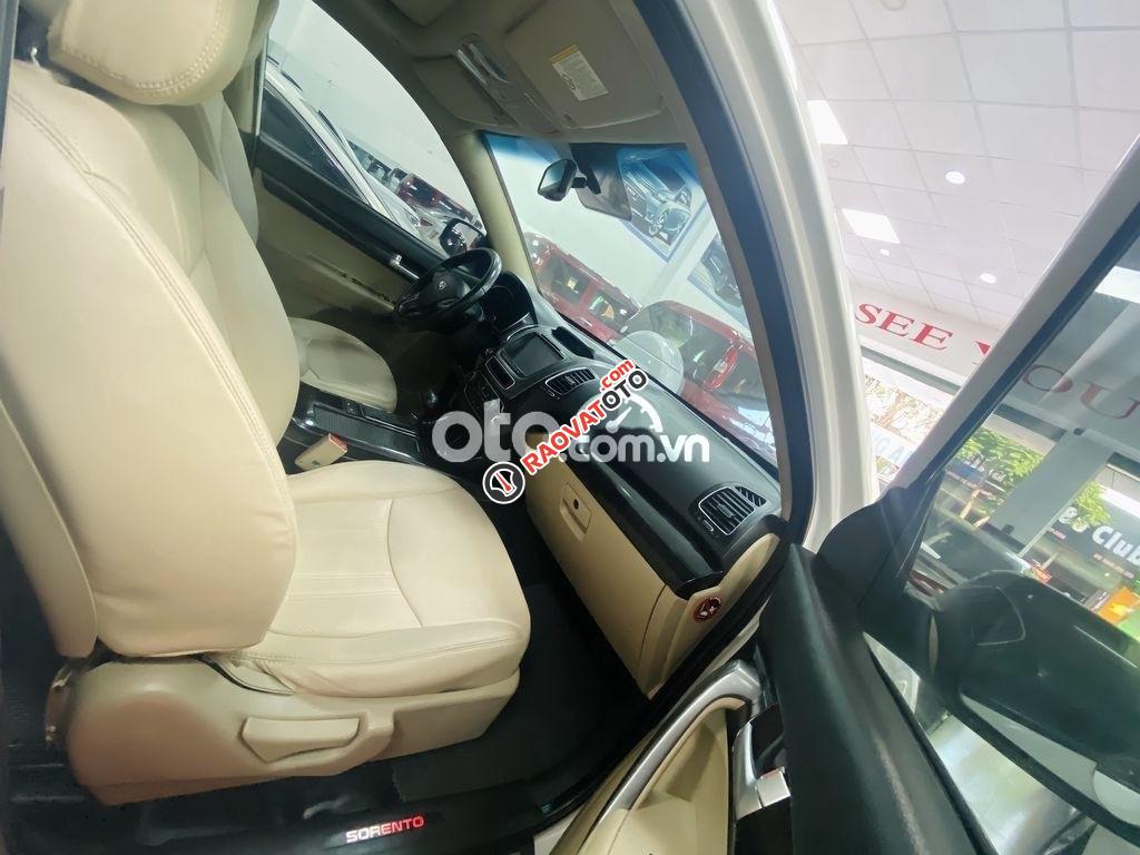 Cần bán xe Kia Sorento AT năm 2016, màu trắng còn mới-3