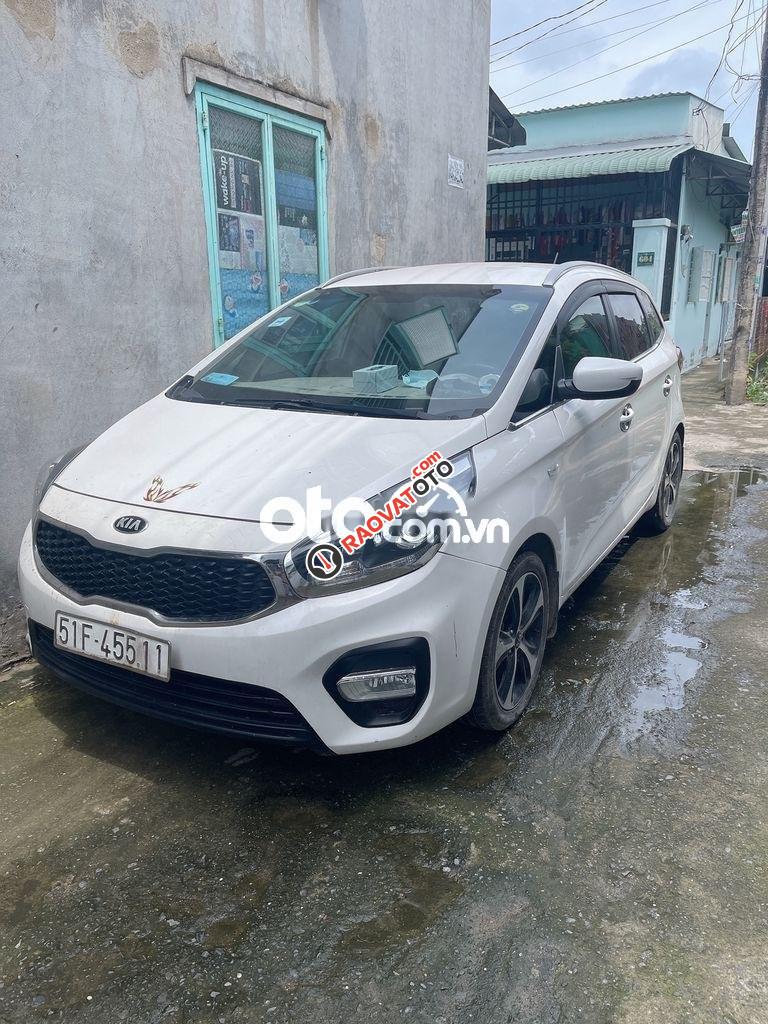 Cần bán lại xe Kia Rondo MT đời 2017, màu trắng chính chủ-2