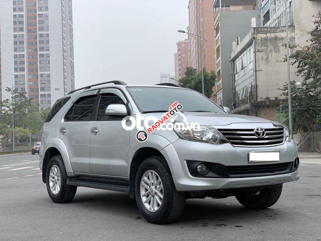 Cần bán lại xe Toyota Fortuner V 4X2 AT 2013, màu bạc-1