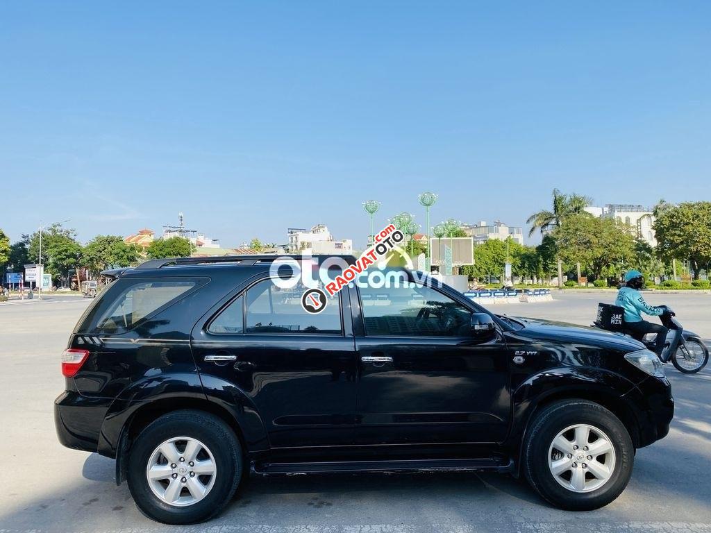 Bán Toyota Fortuner V sản xuất năm 2011, màu đen-9