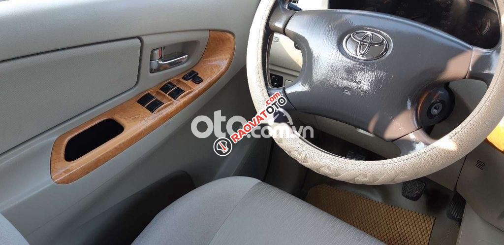 Bán Toyota Innova G năm 2011, màu bạc chính chủ-6