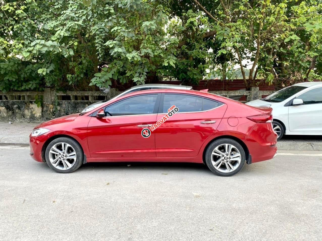 Cần bán xe Hyundai Elantra AT sản xuất năm 2018, màu đỏ-2