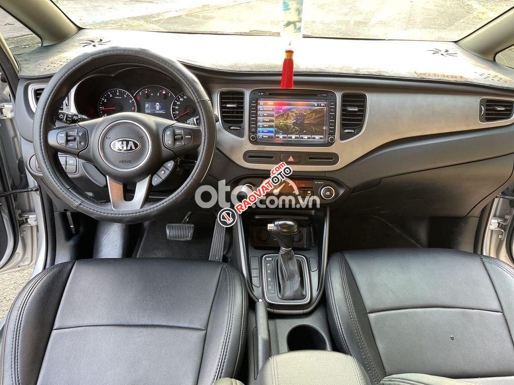 Cần bán gấp Kia Rondo 2.0 GAT năm 2015, màu bạc còn mới-4