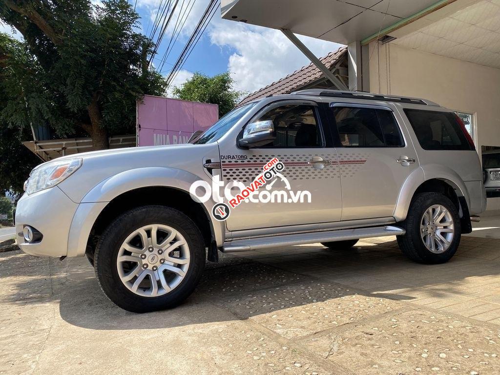 Bán ô tô Ford Everest MT sản xuất 2014, màu bạc-0