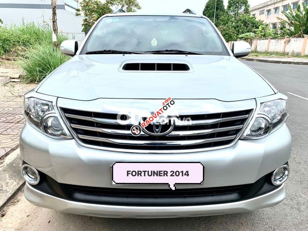 Cần bán lại xe Toyota Fortuner G năm sản xuất 2014, màu bạc số sàn-0