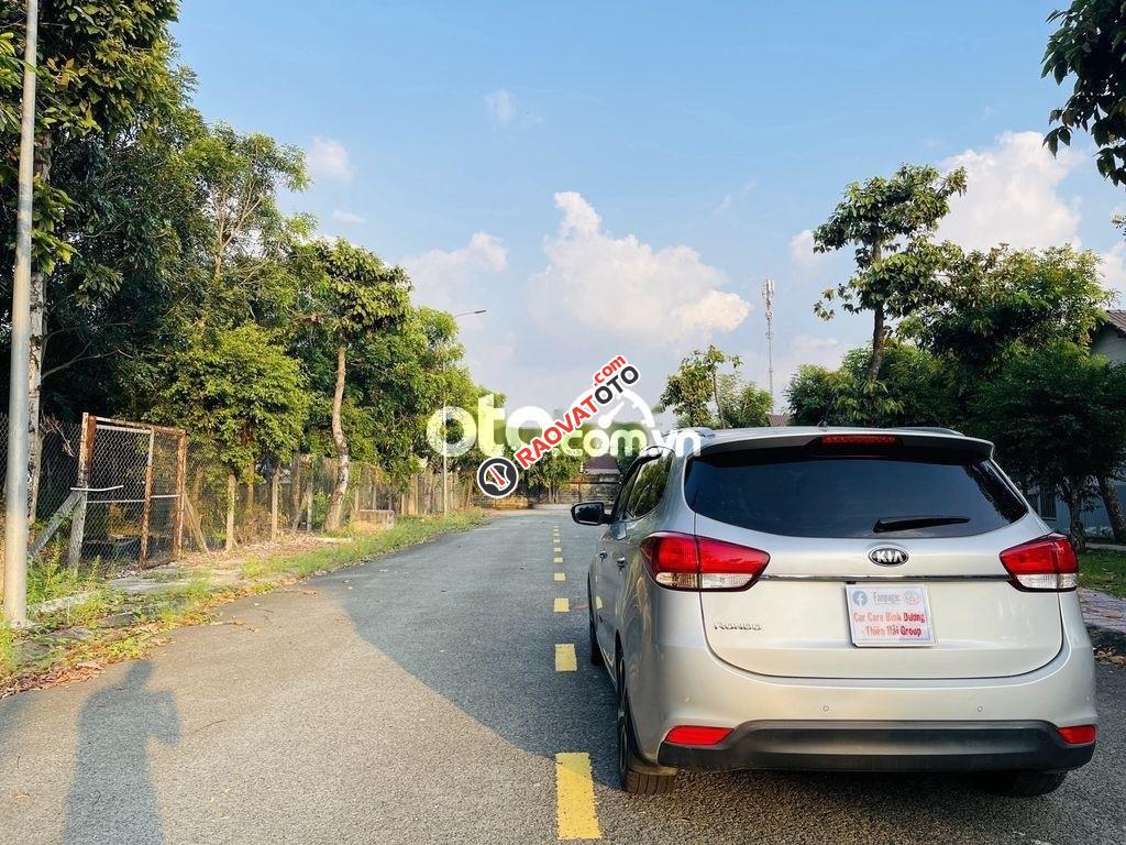 Cần bán gấp Kia Rondo 2.0 GAT năm 2015, màu bạc còn mới-2