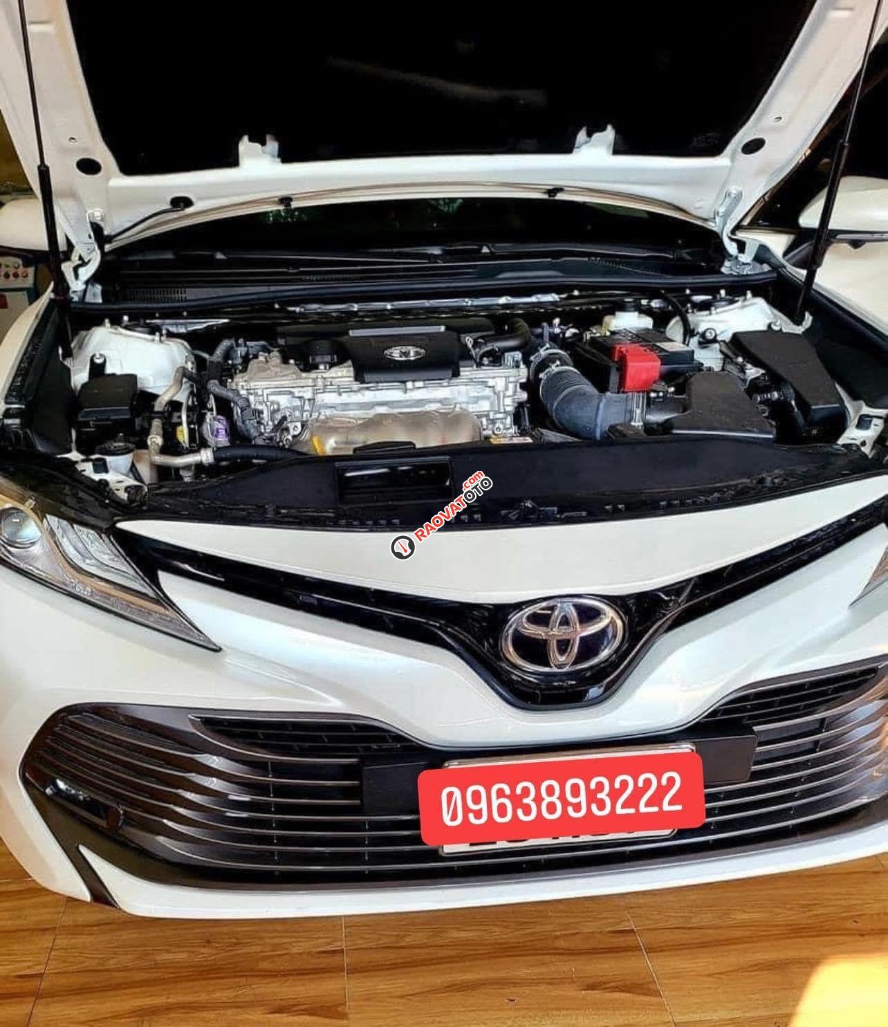 Cần bán gấp Toyota Camry AT sản xuất 2021, màu trắng-0