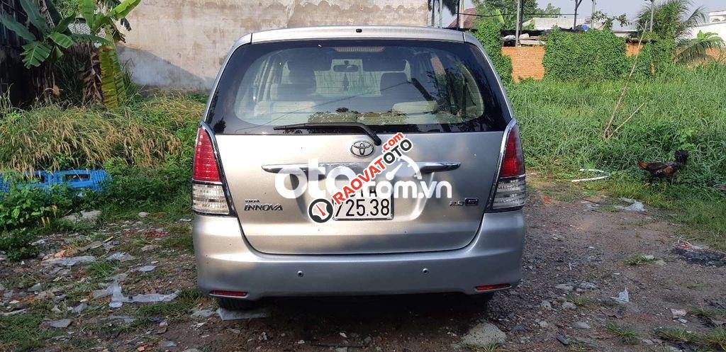 Bán Toyota Innova G năm 2011, màu bạc chính chủ-7