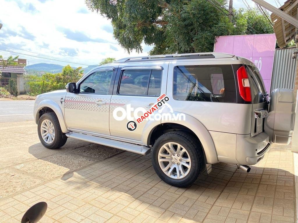 Bán ô tô Ford Everest MT sản xuất 2014, màu bạc-1