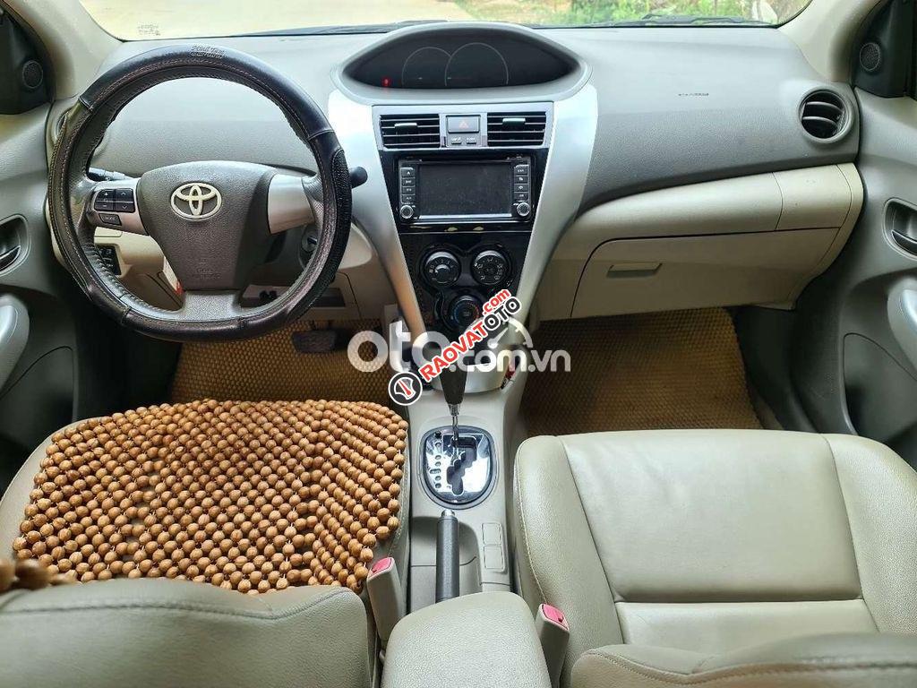 Cần bán lại xe Toyota Vios AT năm sản xuất 2013, màu ghi vàng-5