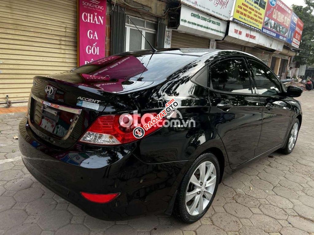 Cần bán gấp Hyundai Accent AT sản xuất năm 2011, màu đen, giá 320tr-8