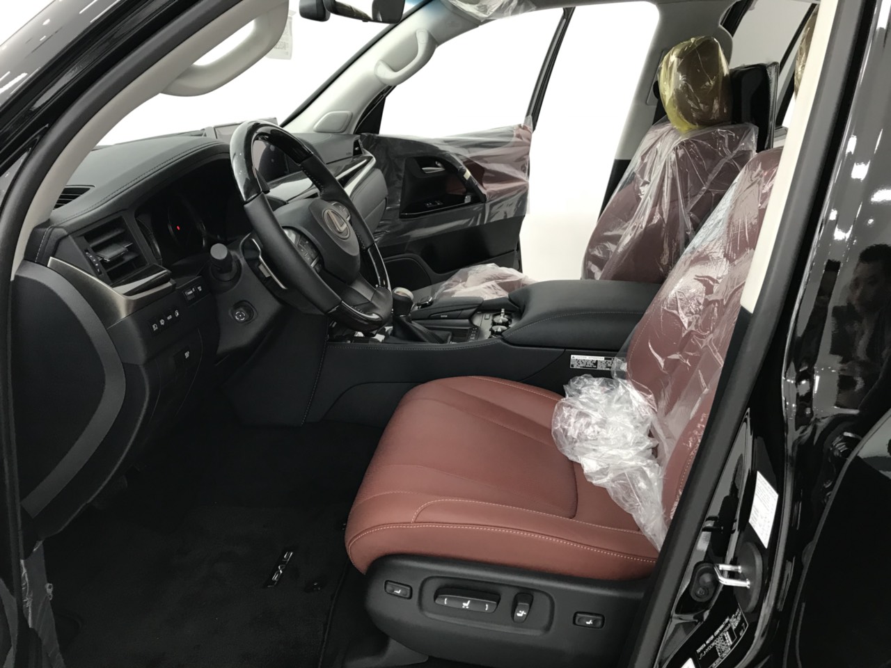 Bán xe Lexus LX570 màu đen nội thất nâu đỏ model 2022 nhập mới 100%-5