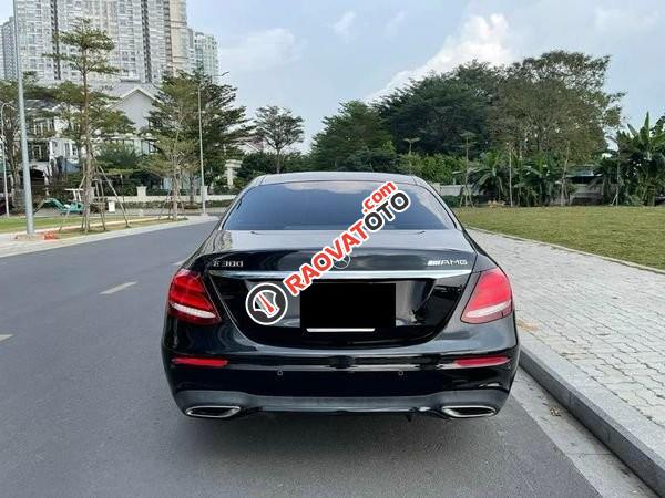 Bán Mercedes E300 AMG năm sản xuất 2020, màu đen ít sử dụng-3