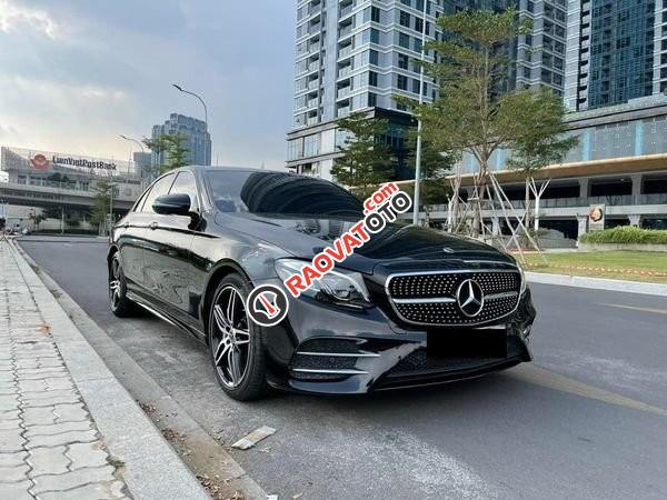 Bán Mercedes E300 AMG năm sản xuất 2020, màu đen ít sử dụng-0