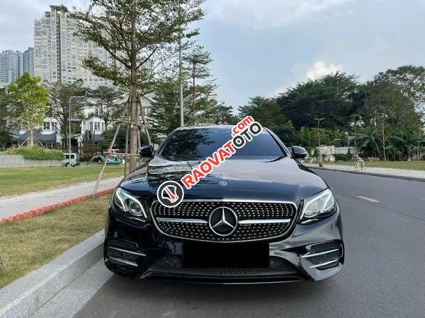 Bán Mercedes E300 AMG năm sản xuất 2020, màu đen ít sử dụng-1
