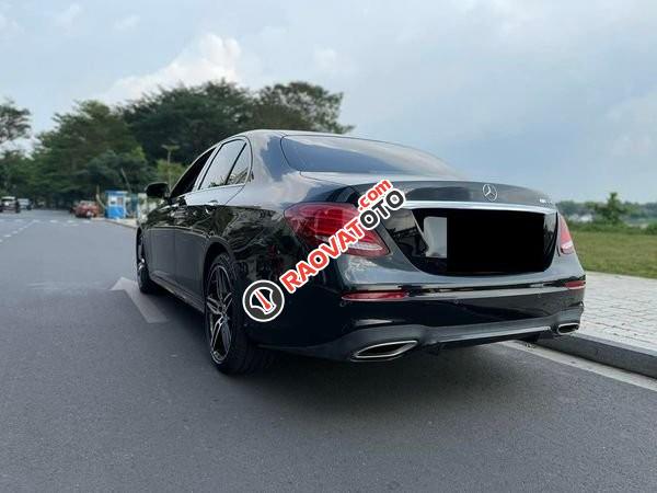 Bán Mercedes E300 AMG năm sản xuất 2020, màu đen ít sử dụng-4