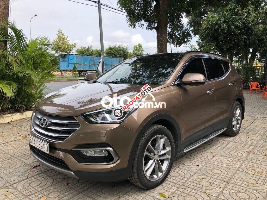 Cần bán xe Hyundai Santa Fe 2.4AT 4WD sản xuất 2017, màu nâu, giá tốt-0