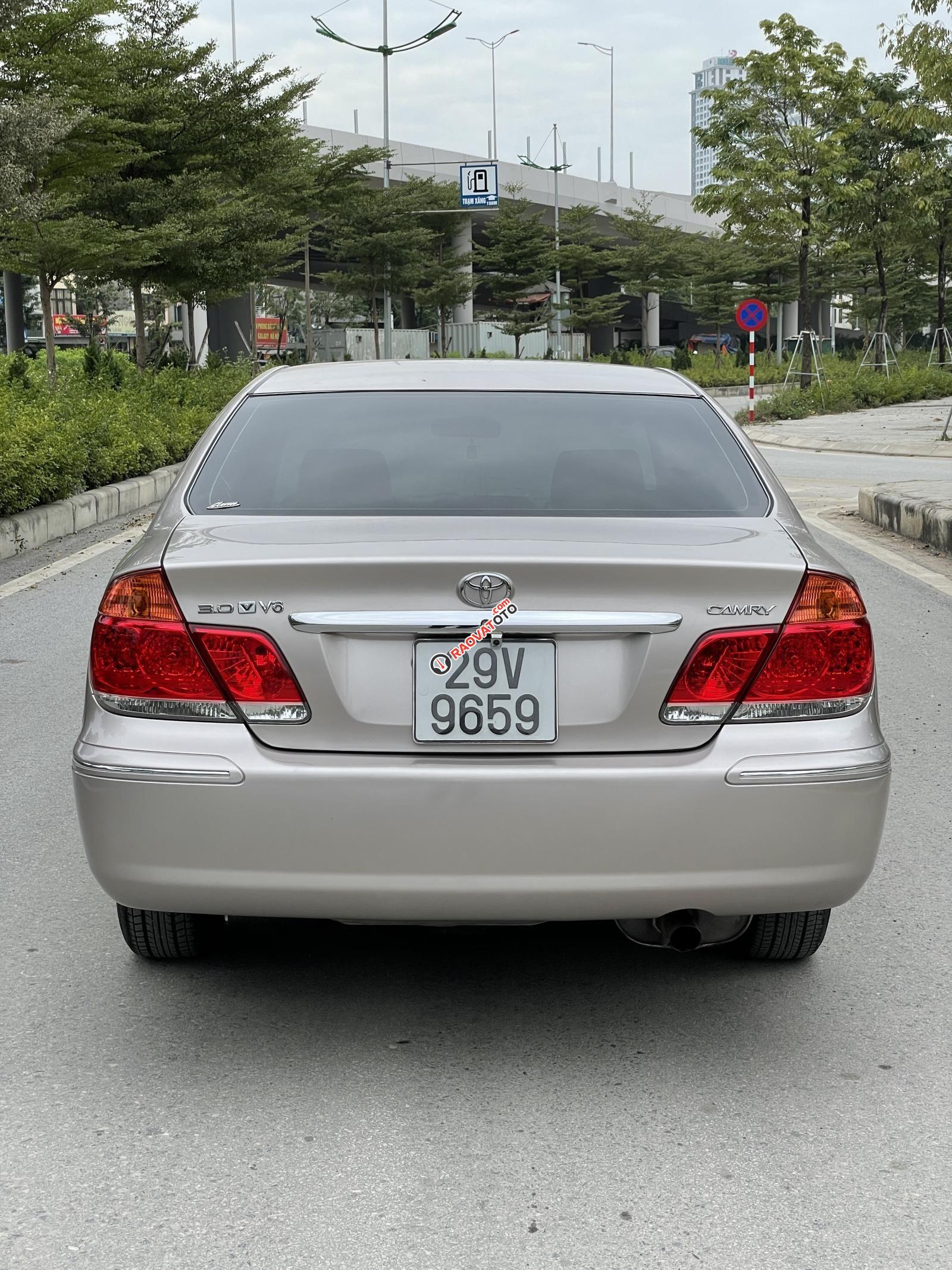 Cần bán xe Toyota Camry đời 2005 ít sử dụng giá tốt 299tr-3