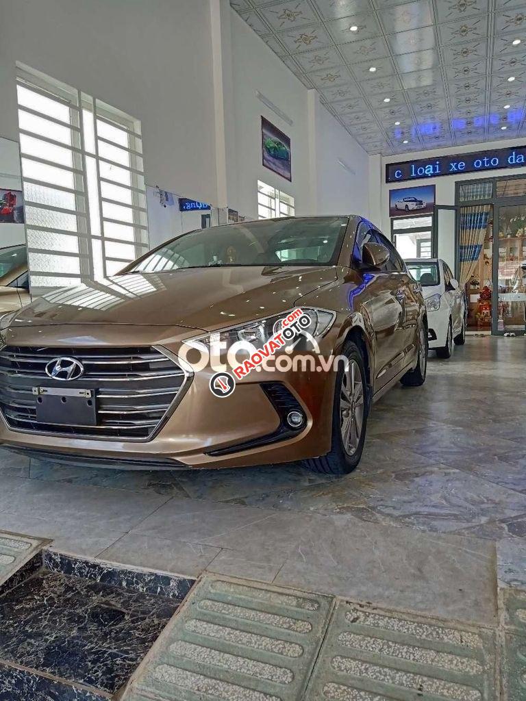 Cần bán gấp Hyundai Elantra AT năm sản xuất 2018, màu nâu, xe nhập -10