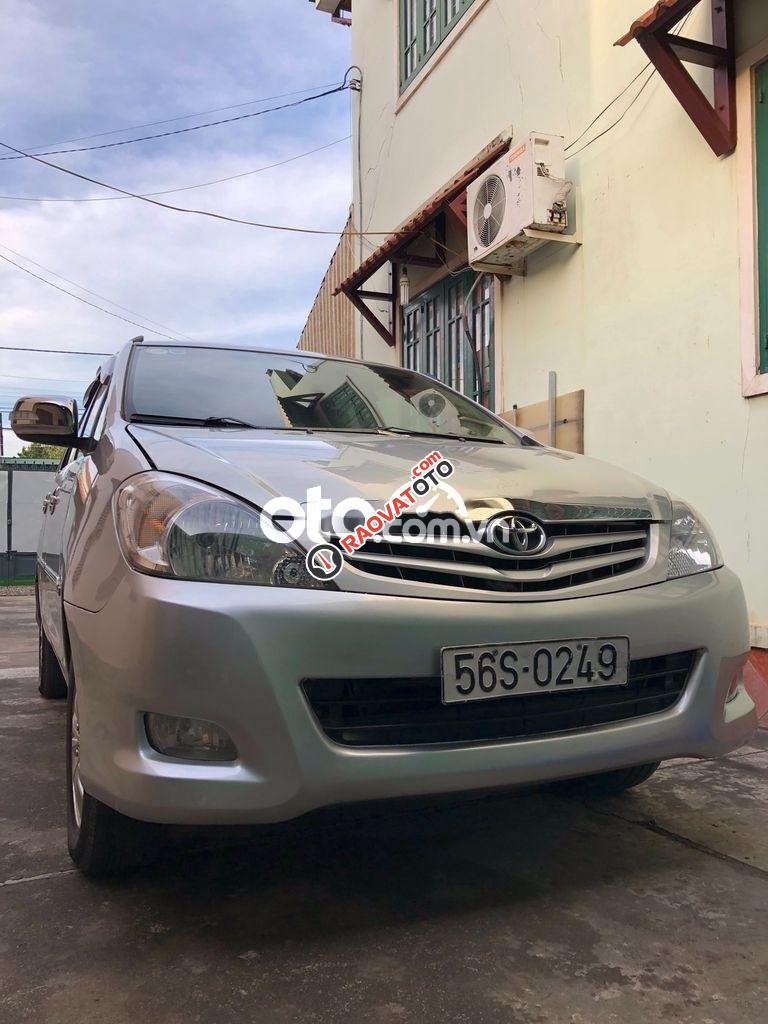 Cần bán Toyota Innova V sản xuất năm 2010, màu bạc-0