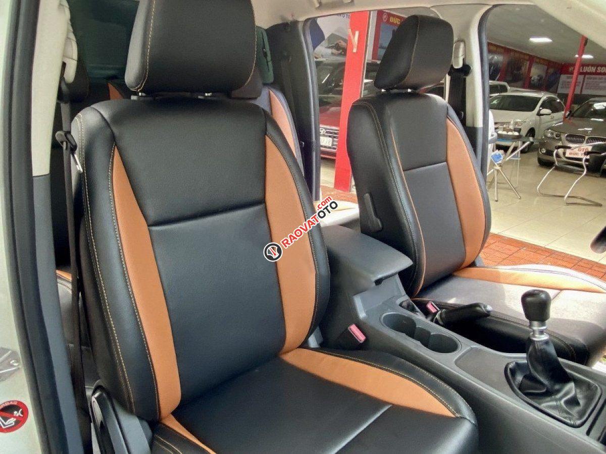 Cần bán lại xe Ford Ranger XLS 2.2L 4x2 MT sản xuất năm 2017, màu trắng, xe nhập-2