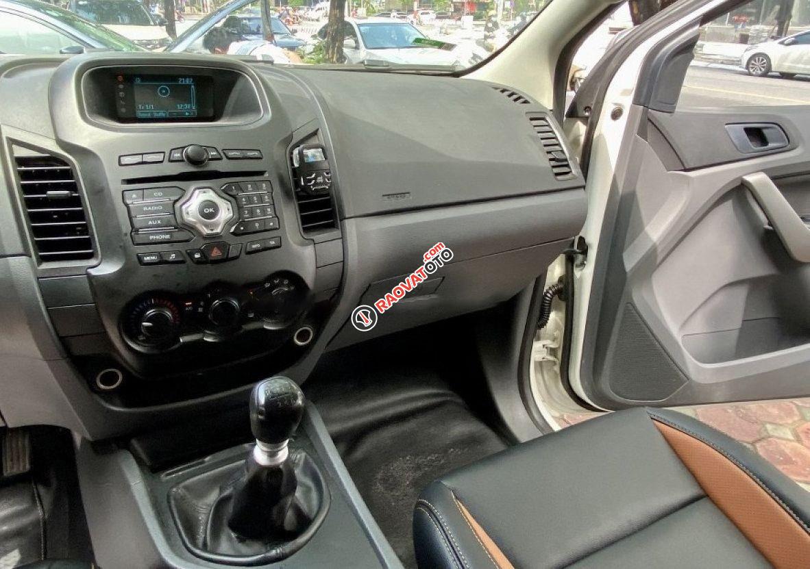 Cần bán lại xe Ford Ranger XLS 2.2L 4x2 MT sản xuất năm 2017, màu trắng, xe nhập-4