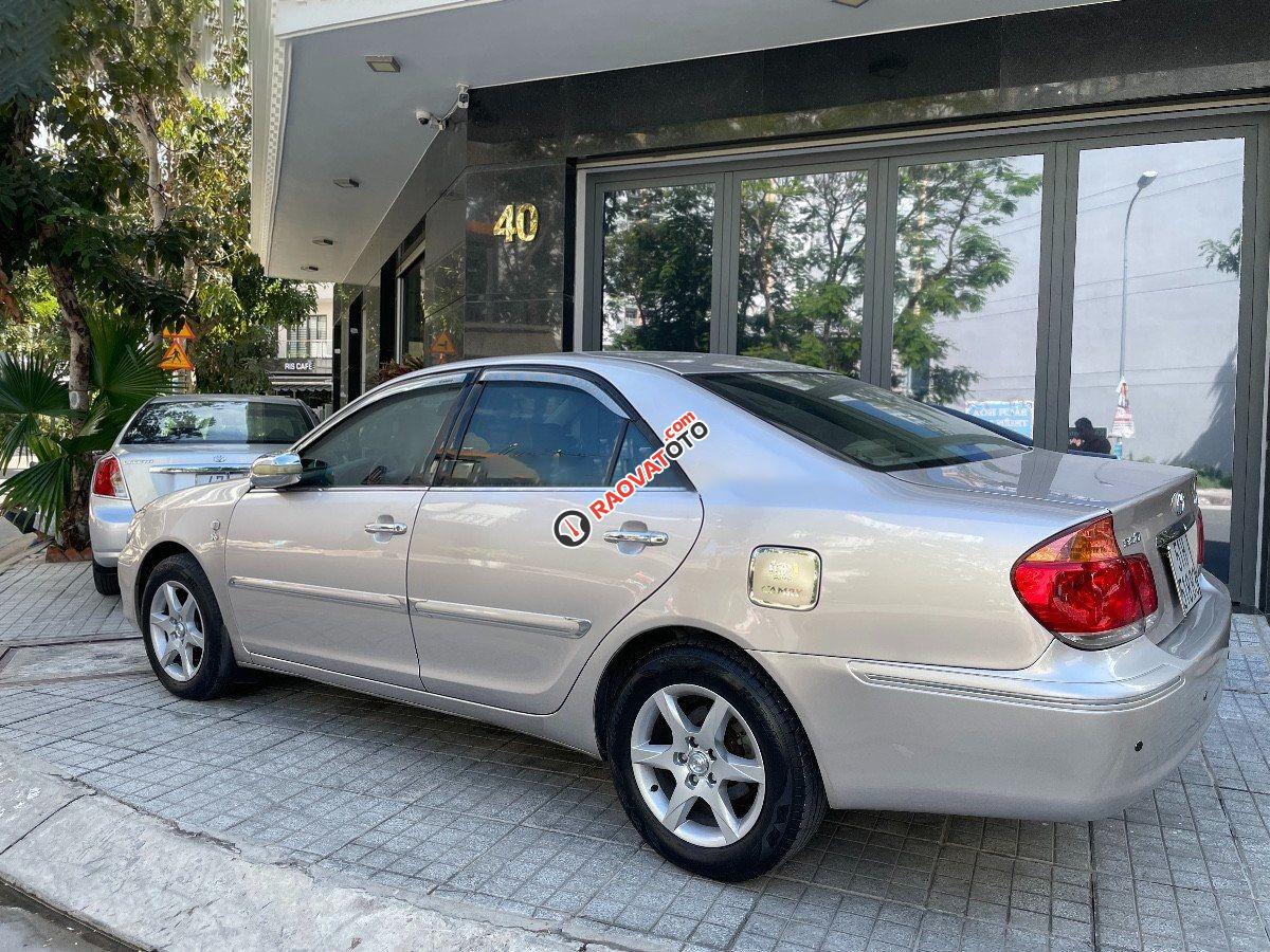 Bán Toyota Camry 3.0V năm sản xuất 2004, màu bạc-0