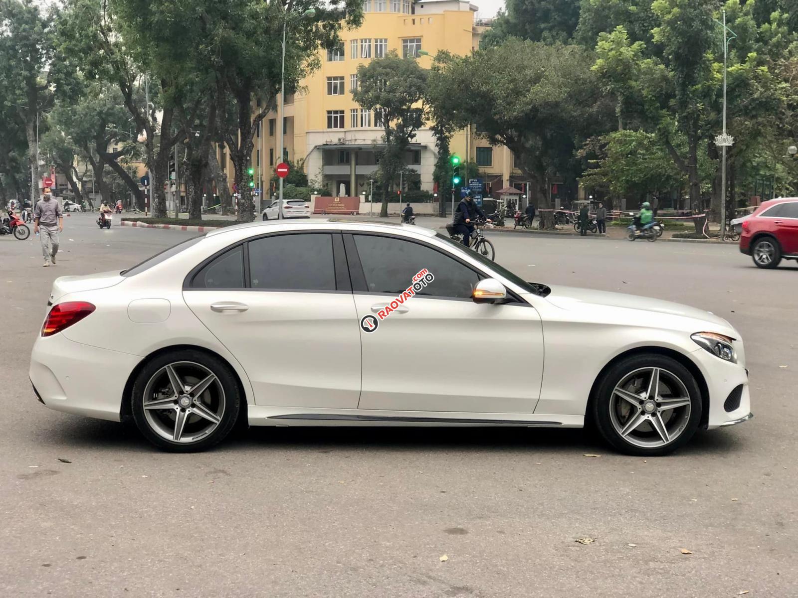 Bán Mercedes C300 AMG 2016 full option màu trắng, nội thất đen-4