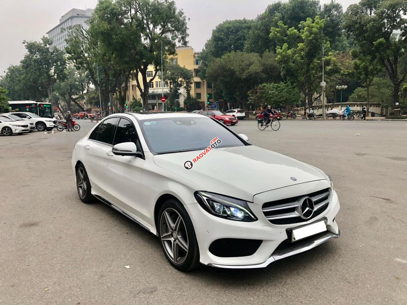 Bán Mercedes C300 AMG 2016 full option màu trắng, nội thất đen-0