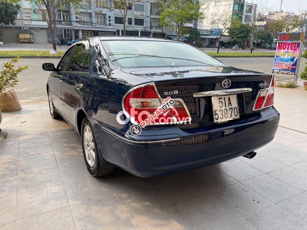 Cần bán xe Toyota Camry 3.0V sản xuất 2004, màu xanh lam, giá tốt-5