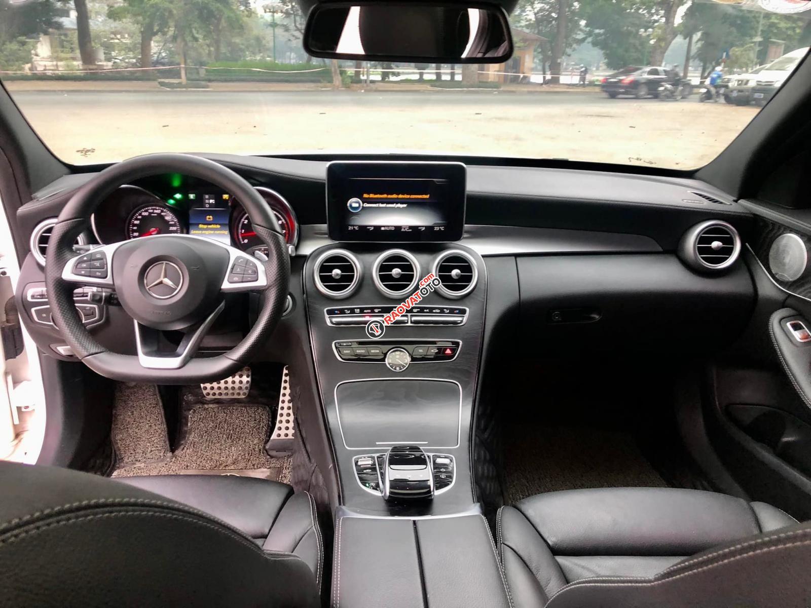 Bán Mercedes C300 AMG 2016 full option màu trắng, nội thất đen-9