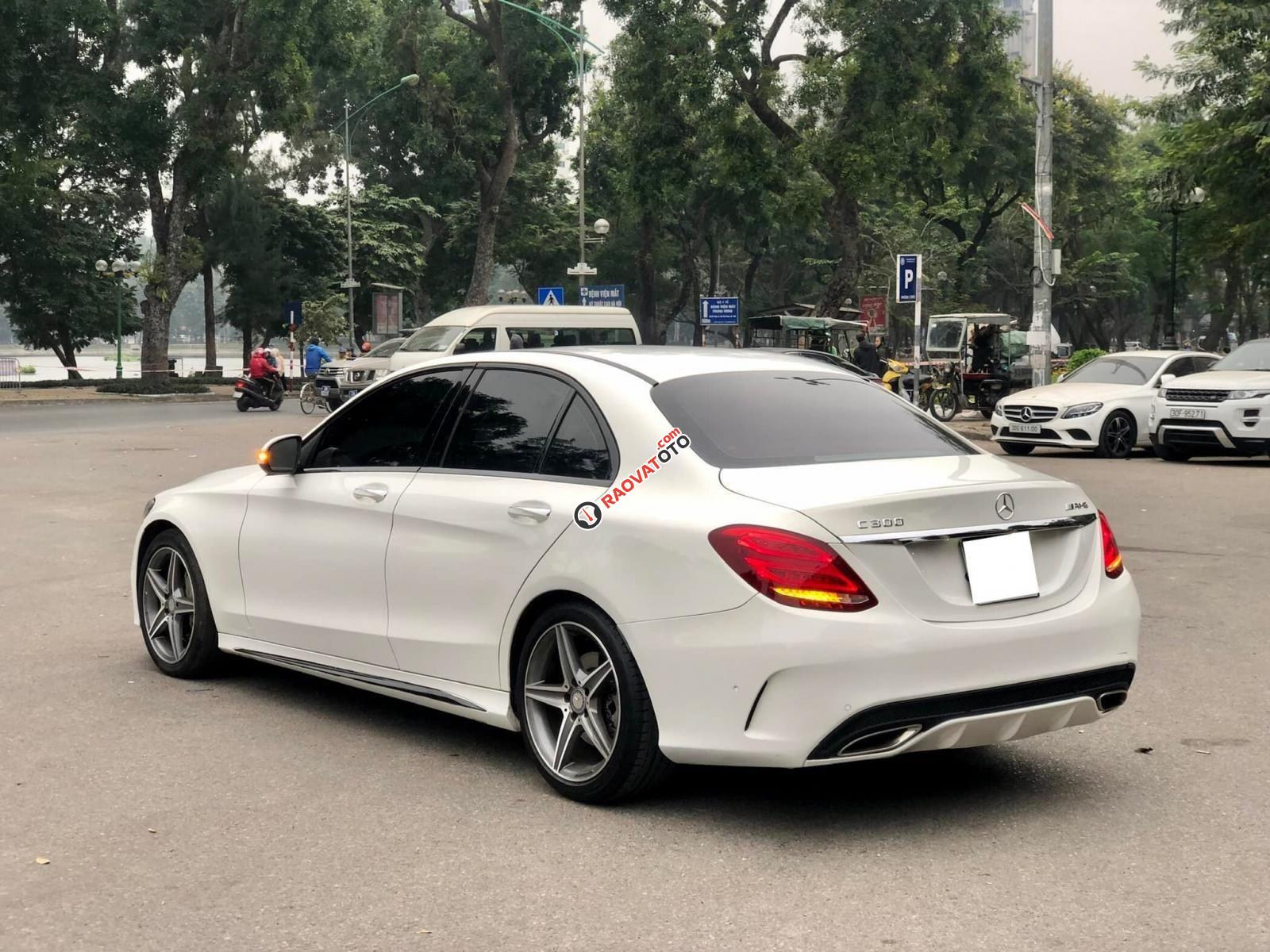 Bán Mercedes C300 AMG 2016 full option màu trắng, nội thất đen-2