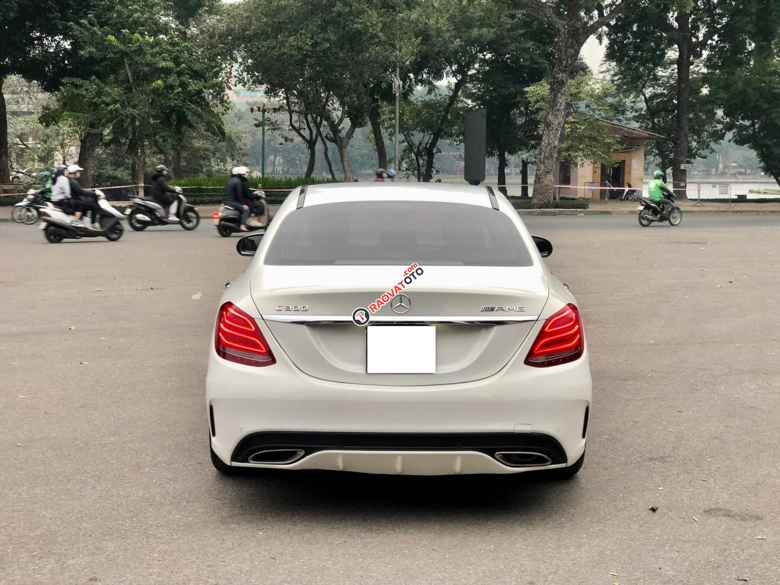 Bán Mercedes C300 AMG 2016 full option màu trắng, nội thất đen-3