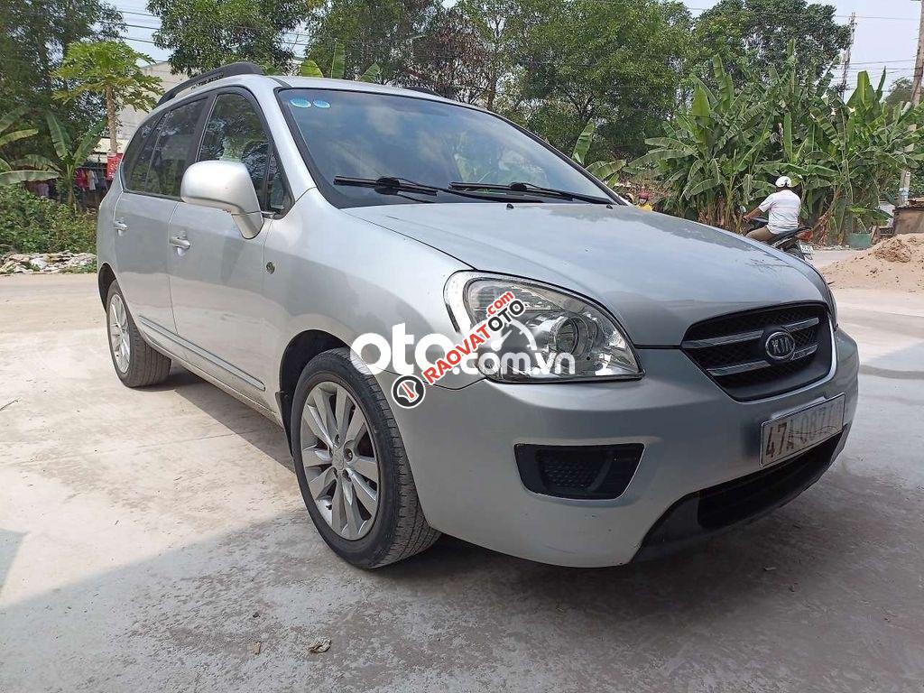 Xe Kia Carens MT năm sản xuất 2010, màu bạc-1