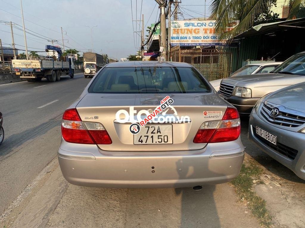 Bán Toyota Camry 2.4G năm sản xuất 2002, màu bạc như mới, giá 259tr-3