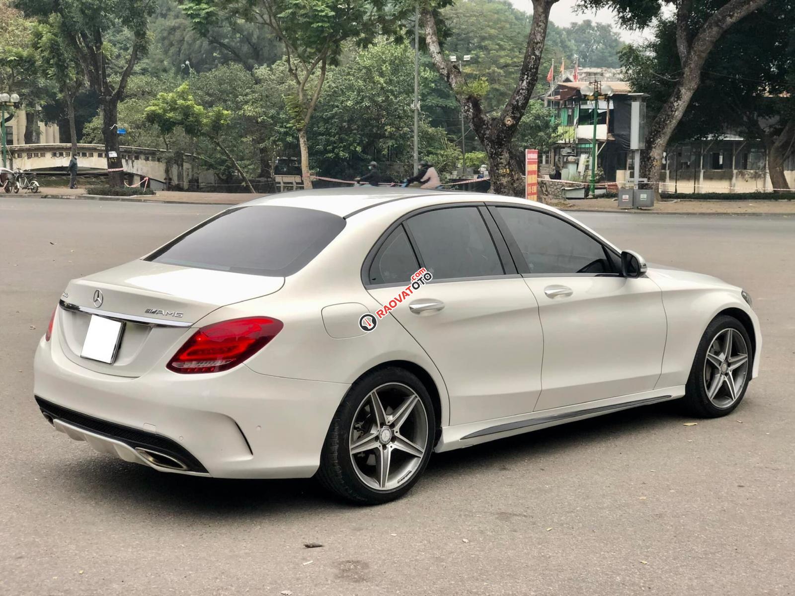 Bán Mercedes C300 AMG 2016 full option màu trắng, nội thất đen-1