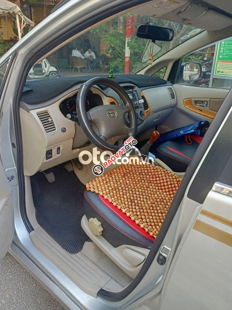 Cần bán Toyota Innova 2.0G năm 2011, màu bạc-4