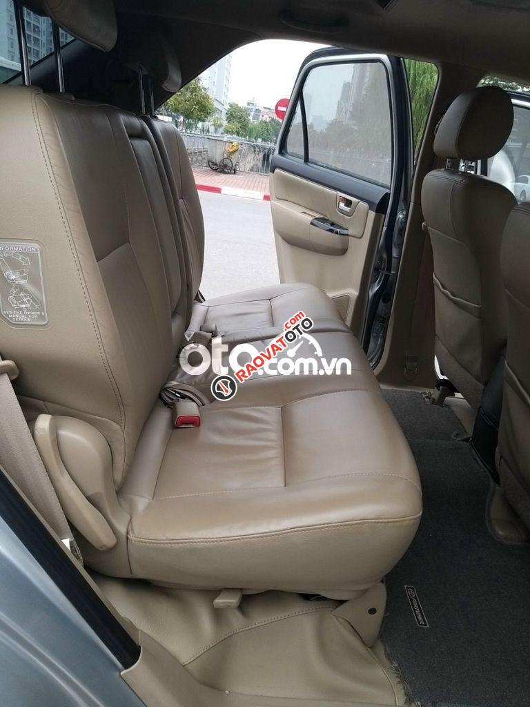 Cần bán Toyota Fortuner 2.7V 4x2 AT sản xuất năm 2014, màu bạc giá cạnh tranh-2